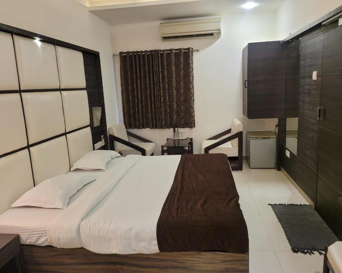 Golden Plaza Ahmedabad Exterior foto