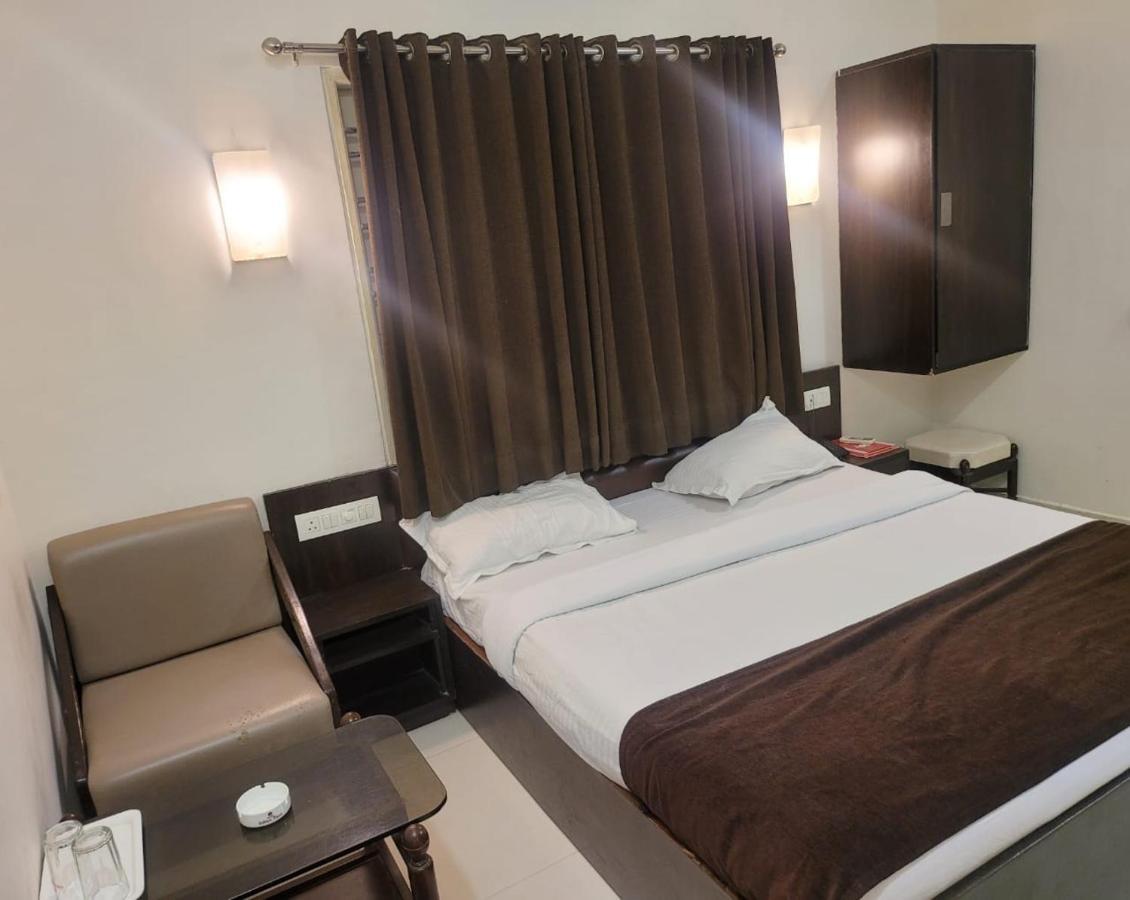 Golden Plaza Ahmedabad Exterior foto