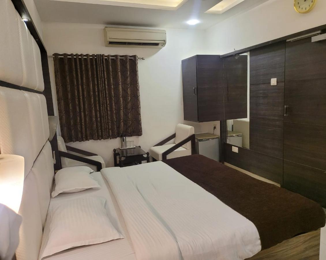 Golden Plaza Ahmedabad Exterior foto