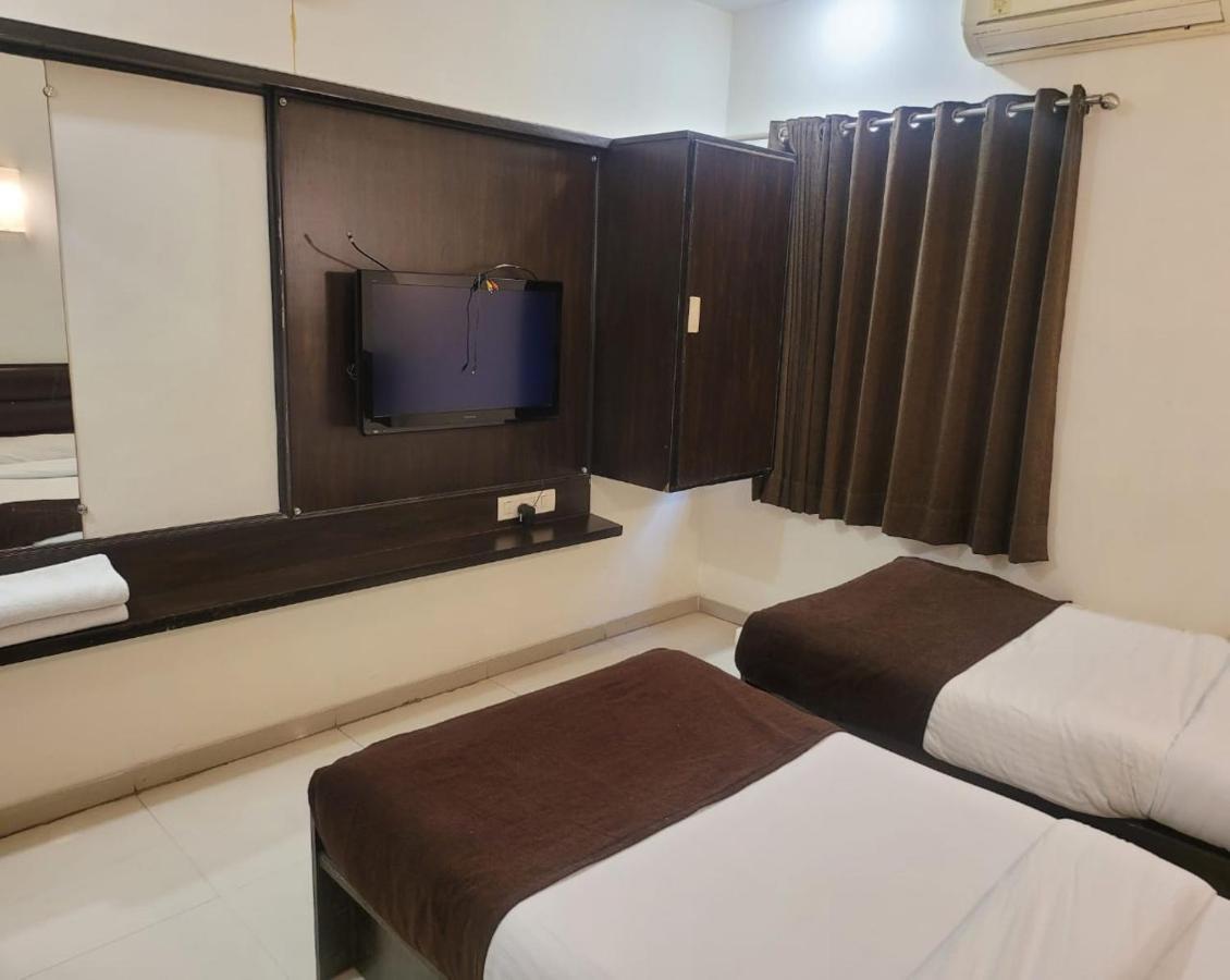 Golden Plaza Ahmedabad Exterior foto