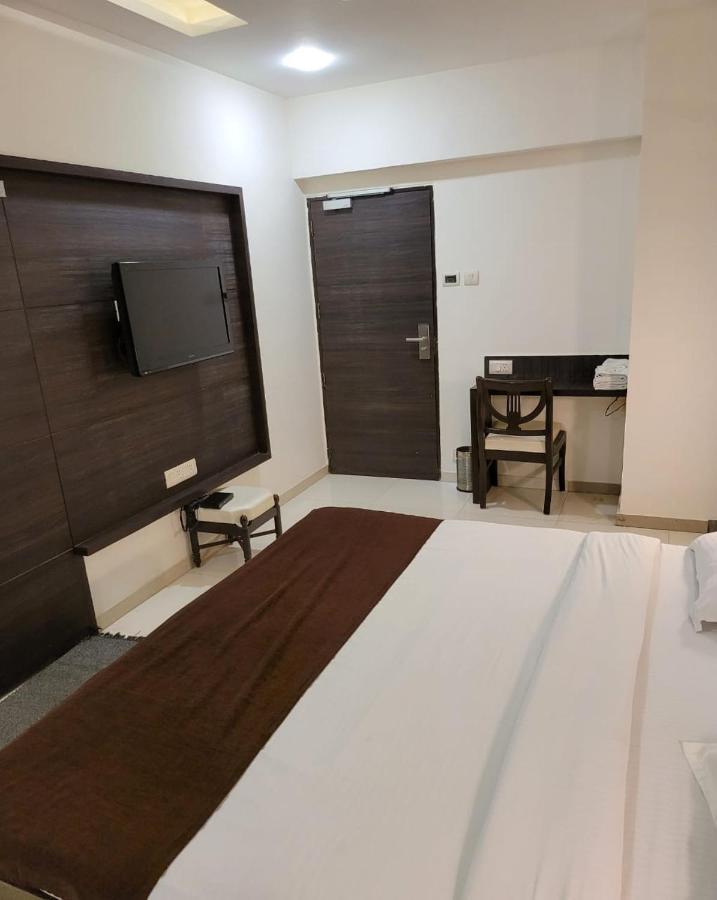 Golden Plaza Ahmedabad Exterior foto