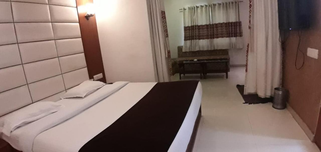 Golden Plaza Ahmedabad Exterior foto