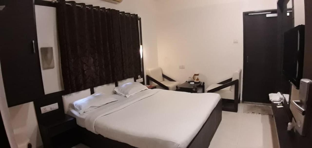 Golden Plaza Ahmedabad Exterior foto
