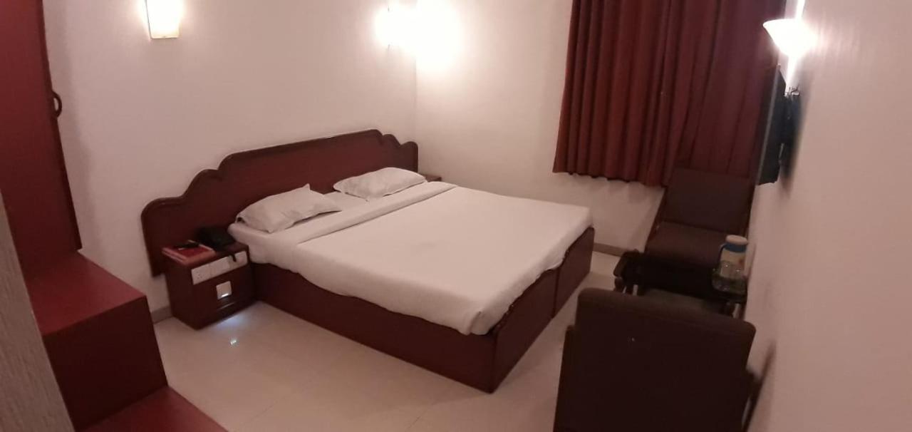 Golden Plaza Ahmedabad Exterior foto