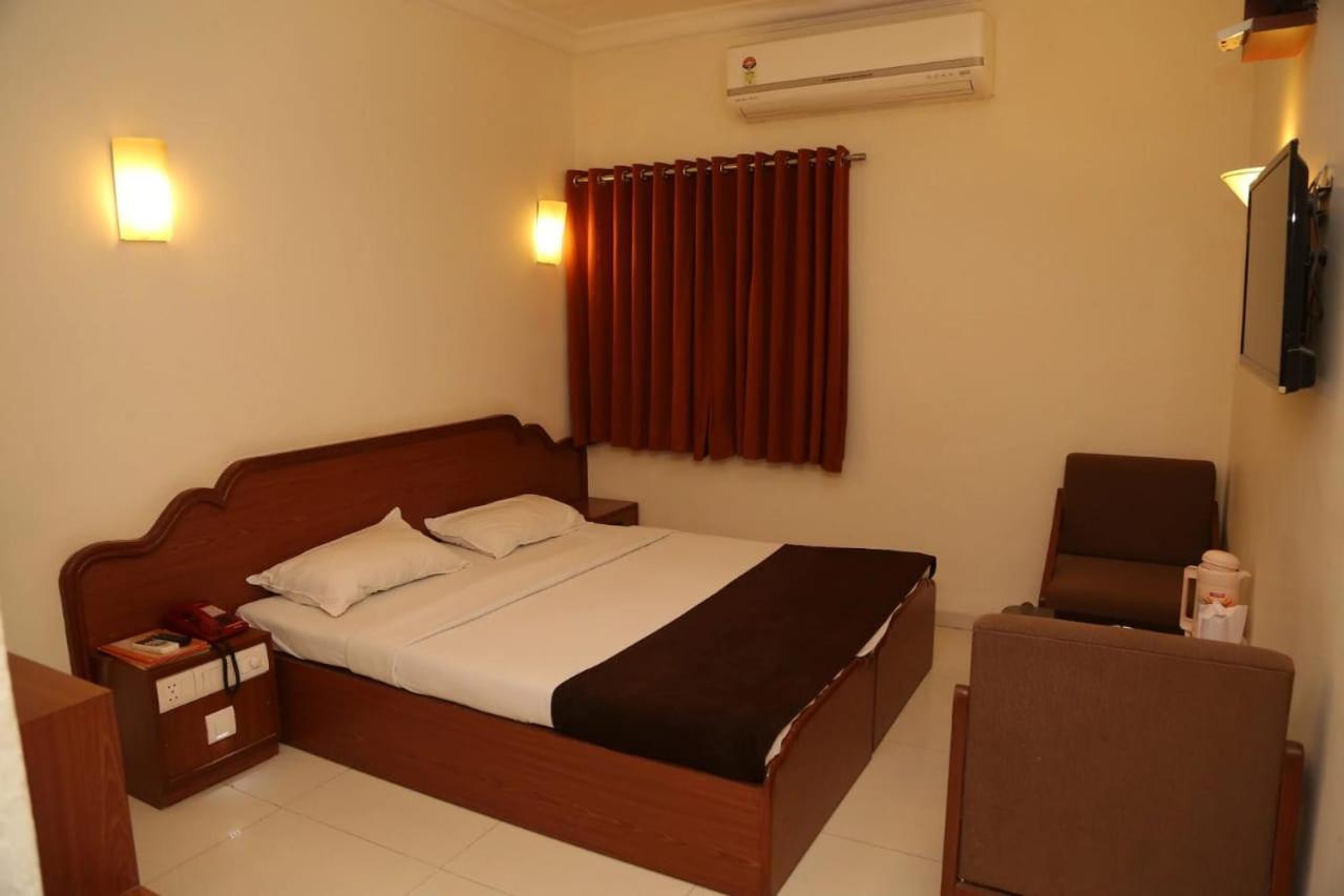 Golden Plaza Ahmedabad Exterior foto